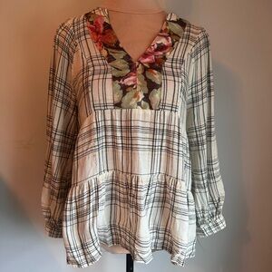 Anthropologie Darlene Tunic LS V Neck 
 with Floral Detail Size X-Small Petite